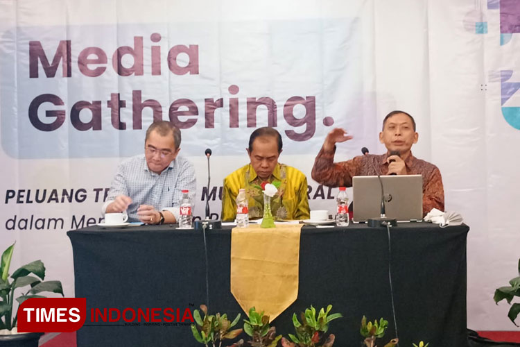 Pemeriksa Perdagangan Berjangka Komoditi Ahli Utama Badan Pengawas Perdagangan Berjangka Komoditi (Bappebti), Sahudi (kanan) saat paparan di Surabaya, Rabu (24/5/2023).(Foto : Lely Yuana/TIMES Indonesia) 