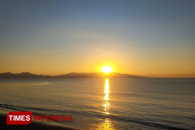 Potret Sunrise Pantai Blimbingsari, Wujud Secuil Surga Dari Banyuwangi