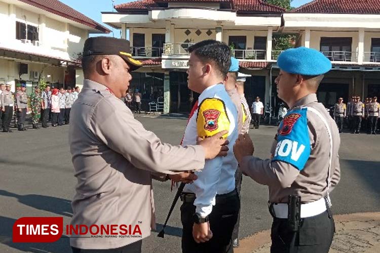 Penyematan ban lengan Polisi RW oleh Kapolresta Cilacap. (FOTO: Estanto Prima Yuniarto/TIMES Indonesia)