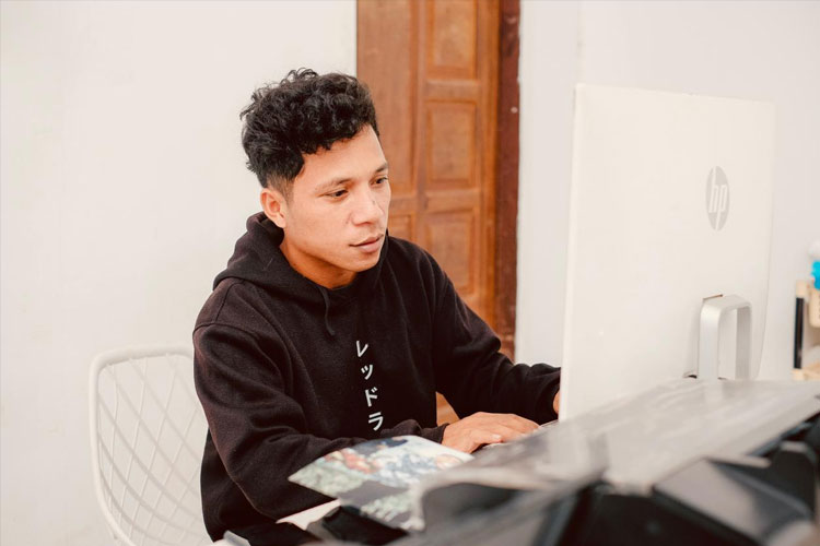 Sahrul, content creator TikTok sebagai editor musik remix.
