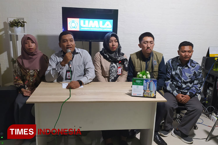 Dekan Fakultas Sains, Teknologi dan Pendidikan Umla, Eko Handoyo, menyampaikan rencana Umla untuk membeli bangkai pesawat yang ditemukan nelayan Desa Weru, Kecamatan Paciran, Lamongan, Rabu (24/5/2023). (FOTO: MFA Rohmatillah/TIMES Indonesia)