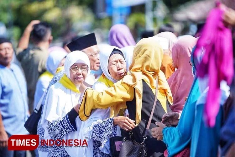 Suasana pemberangkatan jemaah calon haji 2023 di Pendopo Kabupaten Pacitan, Rabu (24/5/2023). (FOTO: Yusuf Arifai/TIMES Indonesia) 
