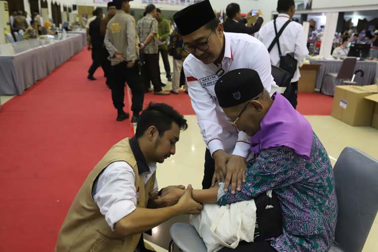 Petugas sedang membantu jemaah lansia di Asrama Haji Pondok Gede, Jakarta, Selasa (23/5/2023). (Foto: Kemenag RI)
