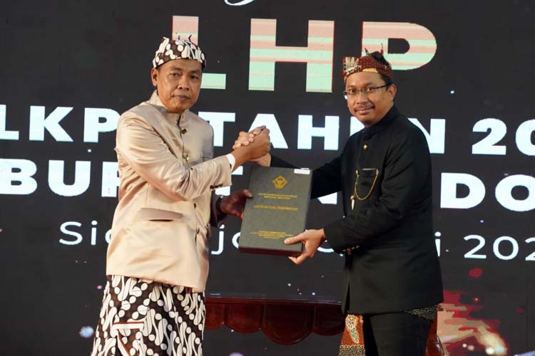 Bupati Sidoarjo, Gus Muhdlor saat menerima capaian opini Wajar Tanpa Pengecualian (WTP) dari Badan Pemeriksa Keuangan (BPK) Perwakilan Provinsi Jawa Timur (Foto: dok kominfo sidoarjo)