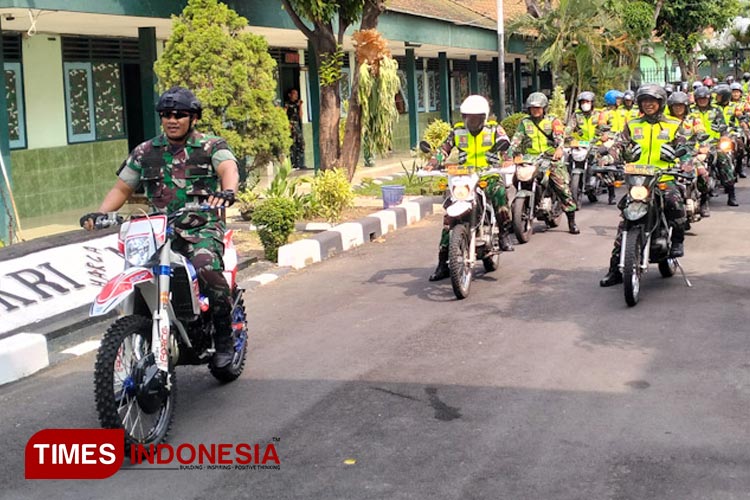 Dandim 0817/Gresik Ahmad Saleh Rahanar saat mengendarai Motor Trail (Foto: Akmal/TIMES Indonesia).