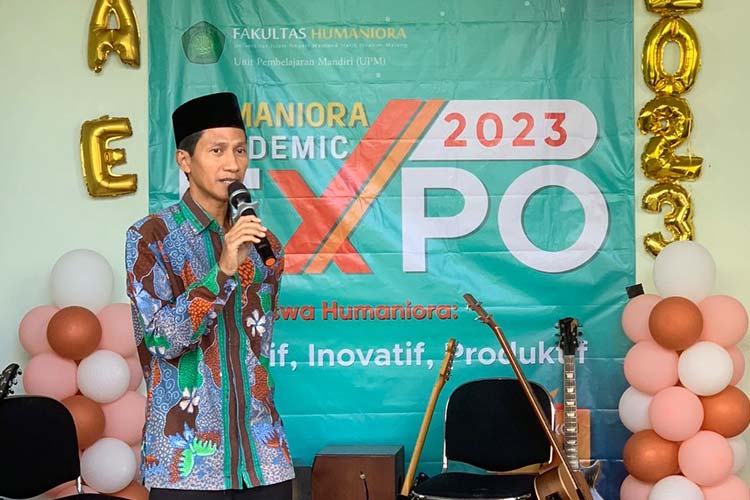 Dekan Fakultas Humaniora, Dr. M. Faisol saat membuka kegiatan Humaniora Academic Expo 2023 di depan halaman Fakultas Humaniora, Rabu (24/5/2023). (Foto: humaniora.uin-malang.ac.id)