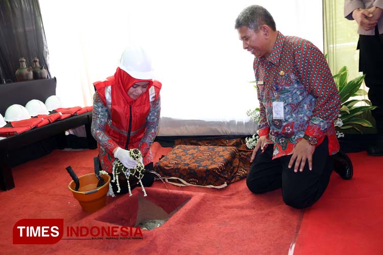 Peletakan batu pertama oleh Bupati Mojokerto, Ikfina Fahmawati di RSUD dr Soekandar, Mojosari, Kabupaten Mojokerto, Kamis (25/5/2023) (Foto: Kominfo Mojokerto/TIMES Indonesia)