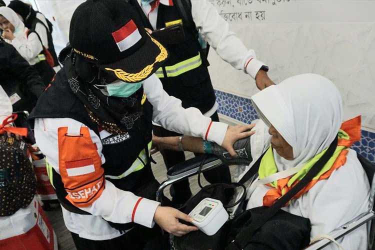 Petugas kesehatan siaga di pintu 21 Masjid Nabawi dan siap melayani jemaah haji Indonesia. (Foto: MCH 2023)