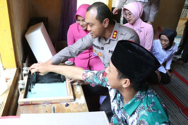 Gelar Baksos, Kapolres Malang Beri Bantuan bagi Penyandang Disabilitas