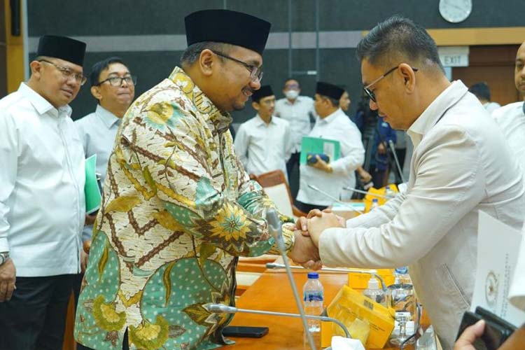 Menteri Agama berjabat tangan dengan Wakil Ketua Komisi VIII DPR RI Ace Syadzily, di Jakarta, Selasa (23/5/2023). (Foto: Kemenag RI)