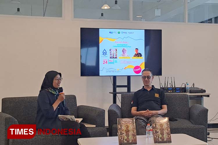 Nur Elifianita Susanti dan Restu Respati menjelaskan terkait buku Antologi Visual Cerita Rakyat Malang Raya, Rabu (24/5/2023). (FOTO: Rayhan Hafizh Ananda/TIMES Indonesia)