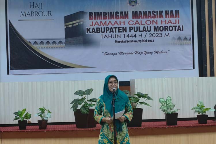 Asisten III Setda Pemkab Morotai, Ida R Arsyad, saat beri sambutan manasik haji 2023. Kamis, 25 Mei 2023. (Foto: Munces For TIMES Indonesia)
