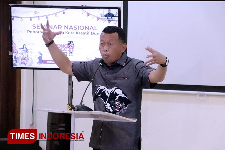 Bupati Sugiri Sancoko saat memimpin Seminar Nasional Menuju Kota Kreatif Dunia. (FOTO: Marhaban/TIMES Indonesia)