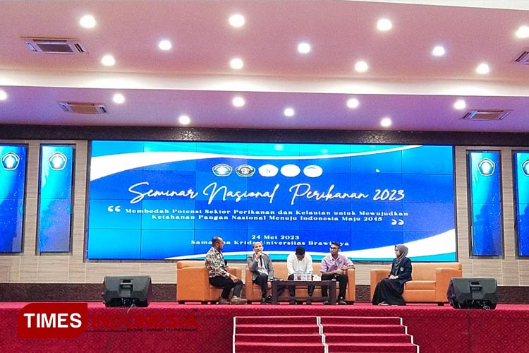 Prof. Dr. Sc. Asep Awaludin Prihanto, S.PI, MP saat memberi materi dalam acara seminar nasional yang diadakan oleh Fakultas Perikanan dan Ilmu Kelautan, Universitas Brawijaya, Rabu (24/05/2023). (Foto : Maghrifa Aulia Az-Zahra)