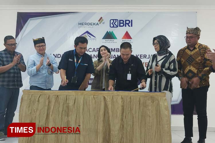 Penandatanganan kerja sama antara PT Bumi Suksesindo (PT BSI) dan PT Bank Rakyat Indonesia (BRI). (Foto: Syamsul Arifin/TIMES Indonesia)