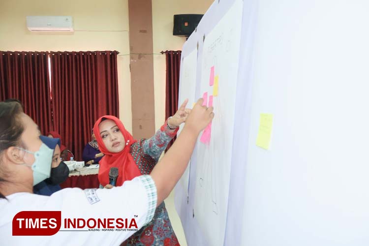 Bupati Mojokerto, Ikfina Fahmawati dalam agenda Pembinaan Pencegahan Pernikahan Usia Dini di Kecamatan Pacet. (Dok. Kominfo for TIMES Indonesia)