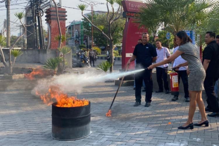 Tanggap Tragedi Kebakaran, Favehotel Sidoarjo Menggelar Pelatihan APAR