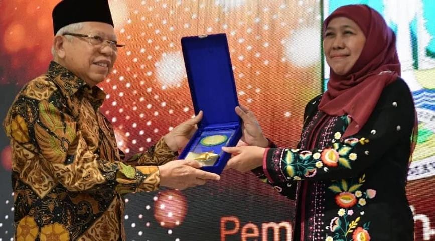Wapres RI menyerahkan piala Anugerah Adinata Syariah kepada Gubernur Jatim sebagai juara umum. (Foto: Setwapres for TIMES Indonesia)