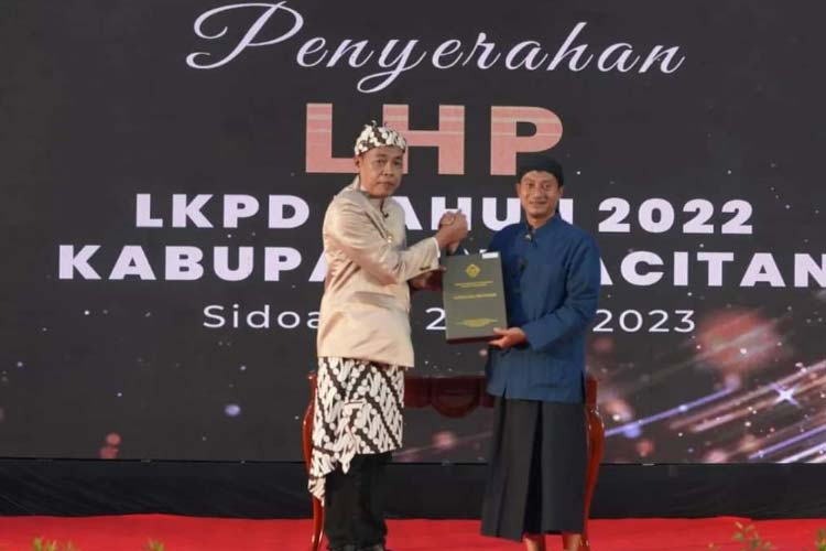Bupati Indrata Nur Bayuaji terima LHP Kabupaten Pacitan Tahun Anggaran 2022 dari Kepala BPK Perwakilan Provinsi Jawa Timur, Karyadi Kamis (25/5/2023). (FOTO: Prokopim Pacitan).