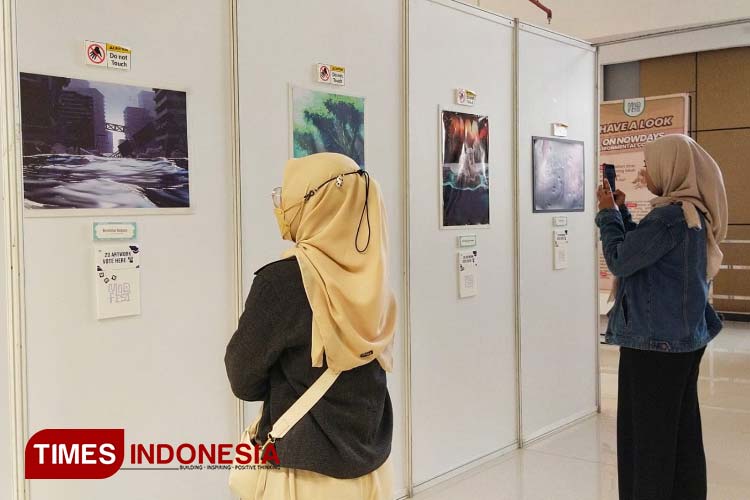 Pengunjung yang sedang menikmati keindahan karya seni yang ditampilkan di Pameran Malang Art and Festival Design (MADFEST) 2023. (Foto: Nurul Saadah/TIMES Indonesia)