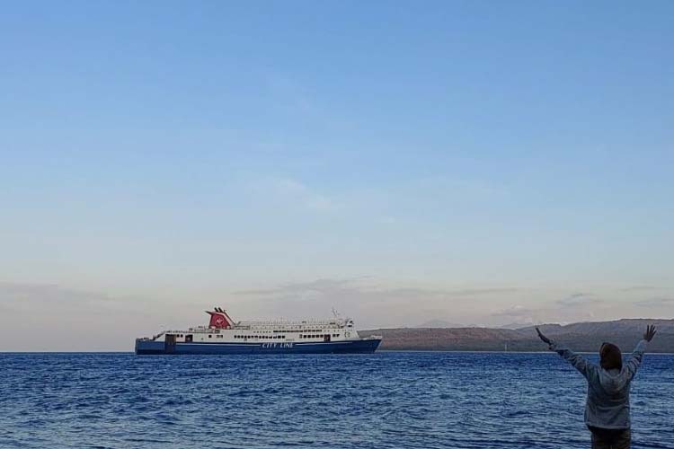 Pemandangan Pantai Grand Watu Dodol dengan kapal yang tengah beroperasi.