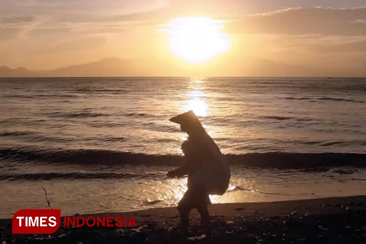 Menikmati Pesona Matahari Terbit Di Pantai Blibis Banyuwangi