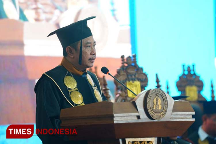 Rektor Unuja Probolinggo, KH Abdul Hamid Wahid di acara wisuda mahasiswa pada tahun 2022 di aula I Ponpes Nurul Jadid (Foto: Dokumen/TIMES Indonesia)