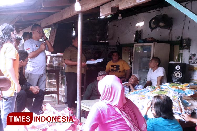 Relawan Suket Teko Nusantara saat bertemu para penyandang disabilitas di kantor sekretariat Gema Nurani Persatuan Difabel Kota Kediri (FOTO: Yobby/TIMES Indonesia) 