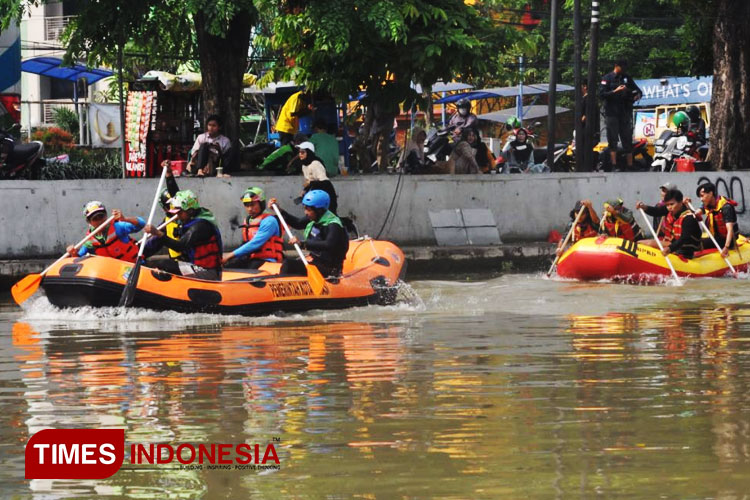 Aksi team rafting UKM Kamapala “Ranti Pager Aji“ Unisma Malang saat bertanding. (FOTO: AJP TIMES Indonesia)