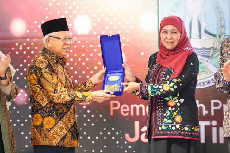 Gubernur Khofifah menerima penghargaan dari Ketua KNEKS yang juga Wakil Presiden  RI KH Ma'ruf Amien di Jakarta, Jumat (26/5/2023).(Dok.Humas Pemprov Jatim)