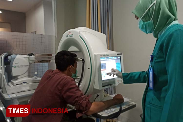 Pasien-menjalani-pemeriksaan-sebelum-tindakan-operasi-katarak-di-Klinik-Utama-Mata-JEC-JAVA.jpg