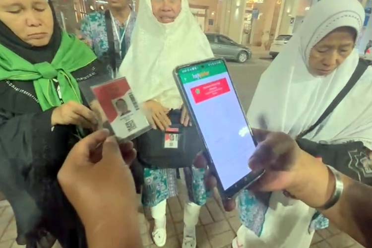 Petugas haji Indonesia menyosialisasikan pentingnya kartu identitas jemaah selalu dibawa karena menyimpan data. (Foto: MCH 2023)