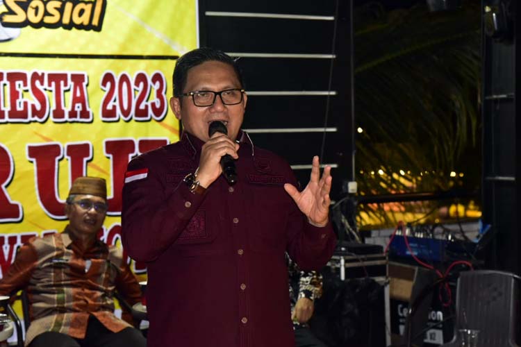 Wali Kota Gorontalo, Marten Taha saat menghadiri dialog sosial bersama buruh yang dilaksanakan di Green Borneo Kota Gorontalo, Jumat (26/2023). (Foto: Humas Pemkot Gorontalo).