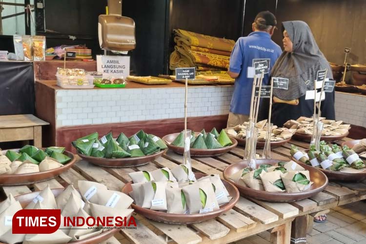 Suasana angkringan di lingkungan Masjid Gedhe Ambarketawang, Gamping, Sleman, Yogyakarta. (FOTO: Fajar Rianto/TIMES Indonesia)