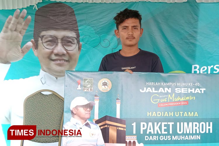 Rakhmansyah saat menerima hadiah undian jalan sehat dari Muhaimin Iskandar di Yayasan Darul Maarif Kampus Hijau Kaplongan Indramayu. (Foto: Nurhidayat/TIMES Indonesia)