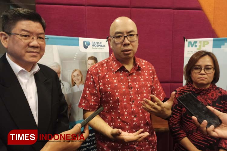 COO Mitra Jasa Pratama (MJP) Gunawan Njoto selaku perwakilan Pantai Hospital Kuala Lumpur di Surabaya (tengah) bersama Tim Dokter Pantai Hospital Kuala Lumpur kegiatan Health Talk 'Gathering Event', Minggu (28/5/2023). (Foto: Lely Yuana/TIMES Indones