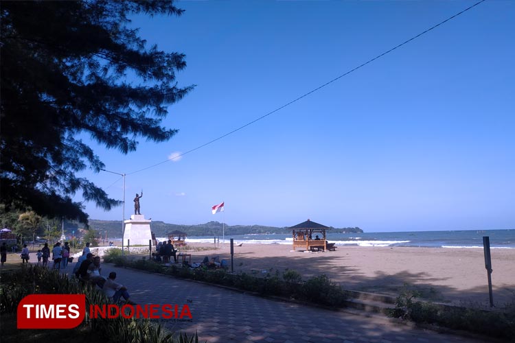 Suasana di Pantai Midodaren Tulungagung. (FOTO: Beny S/TIMES Indonesia)