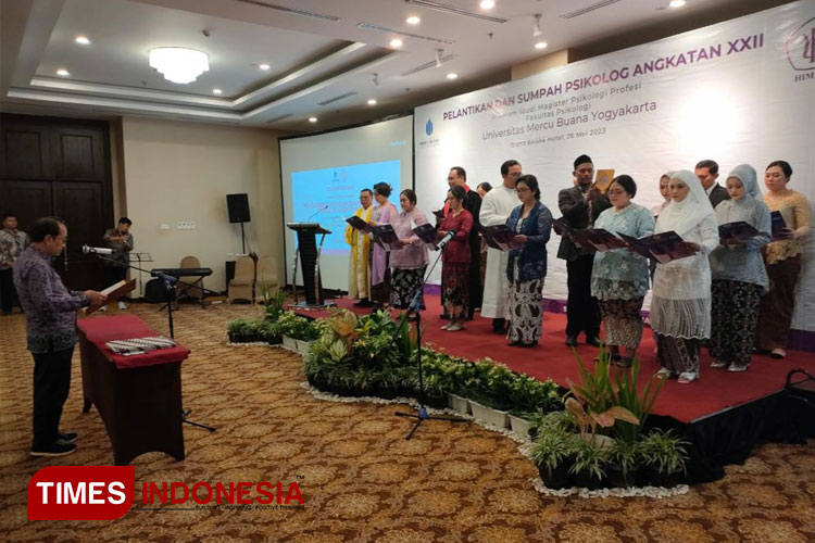 Suasana pengambilan sumpah profesi Psikolog 13 Psikolog baru lulusan Magister Psikologi Profesi UMBY. (FOTO: AJP TIMES Indonesia)