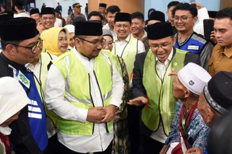 Anggota Komisi VIII DPR RI Maman Imanul Haq saat melepas keberangkatan Jemaah Haji di Bandara Kertajati, Majalengka, Jawa Barat - (FOTO: dok DPR)