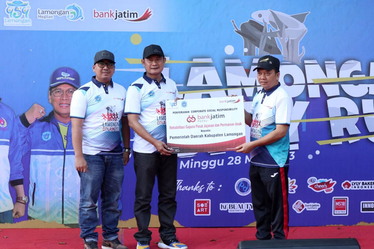 Bank Jatim Serahkan Dua CSR Sekaligus di Lamongan dan Lumajang