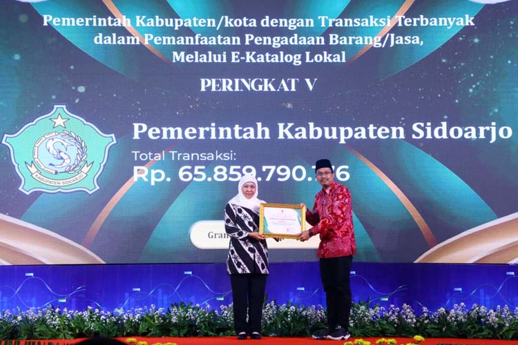 Gubernur Jatim, Khofifah Indar Parawansah saat menyerahkan penghargaan e-purchasing award 2023 Jawa Timur kepada Bupati Sidoarjo, Ahmad Muhdlor Ali atau Gus Muhdlor (Foto: dok kominfo sidoarjo)