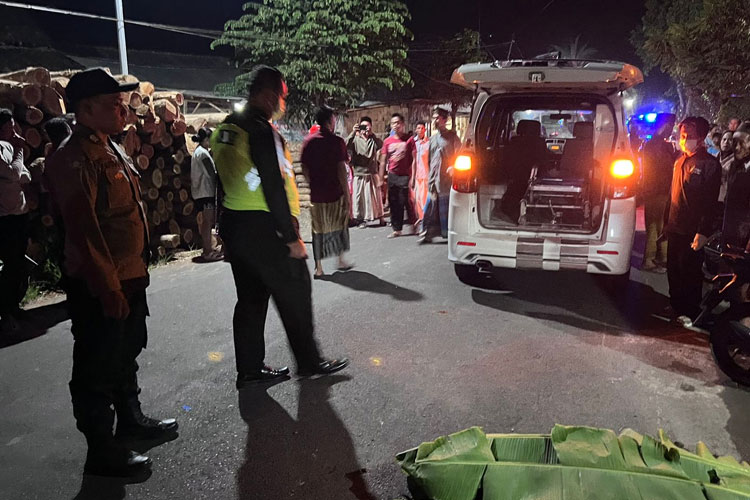 Polisi bersama warga mengevakuasi korban ke rumah sakit menggunakan ambulans dari lokasi kejadian.(Foto: Polsek Mlandingan for TIMES Indonesia)