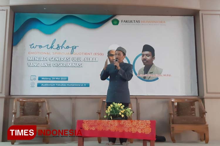 Kyai Suid Hadi saat memberikan materi 1 workshop ESQ di Fakultas Humaniora UIN Malang pada Senin (29/05/2023)(FOTO: Aifa Khilyatun Nisa/TIMES Indonesia)