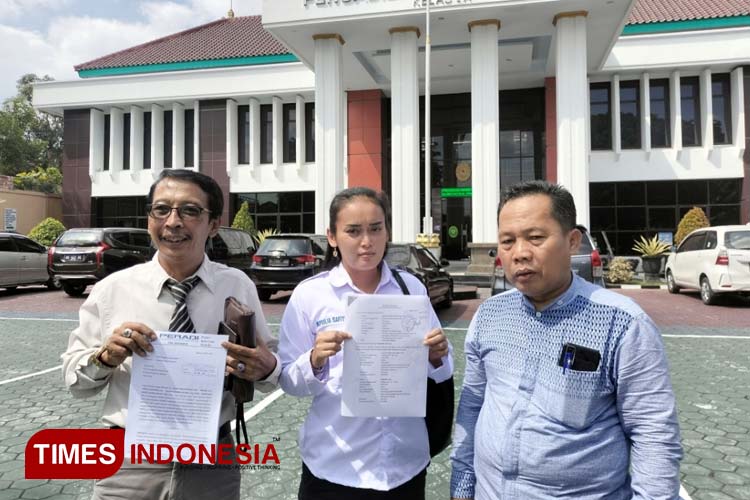 Tim kuasa hukum ED saat mengajukan permohonan pra peradilan ke Pengadilan Negeri Blitar (Foto : Nur Al Ana/TIMES Indonesia) 
