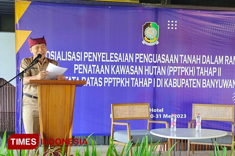 Asisten Pemerintah dan Kesra Banyuwangi, Arief Setiawan saat sambutan di sosialisasi PPT PKH di Teras Hotel. (FOTO: Fazar Dimas/TIMES Indonesia)