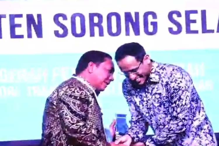 Nadiem Makarim Serahkan Penghargaan Pendidikan Pemda Inspiratif kepada Aliong Mus