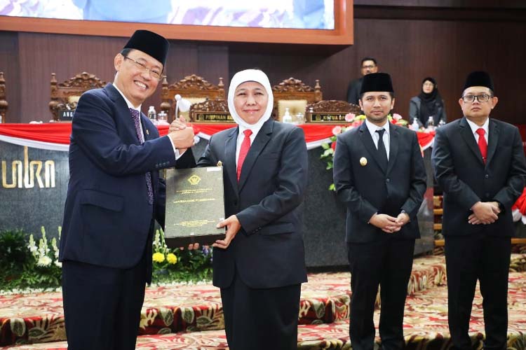 Gubernur Khofifah menerima Opini WTP dari Anggota V BPK RI Ahmadi Noor Supit di Gedung DPRD Jatim, Selasa (30/5/2023) pagi. (FOTO: Dok. Humas Pemprov Jatim)