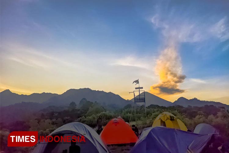 Pemandangan Gunung Semeru pada pagi hari dari Jamun Spot Sunset pada Minggu (21/05/2023) (FOTO: Aifa Khilyatun Nisa/TIMES Indonesia)