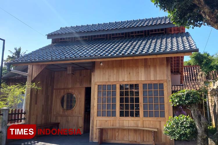 Tampak desain Jepang dengan atap baresan khas rumah Osing di Krakatau Coffe And Bakery hadirkan Vibes ngopi di Jepang (FOTO : Anggara Cahya /TIMES Indonesia)