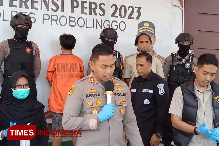 Tersanga otak pelaku pembakar mobil milik ketua LSM Laskar Advokasi Siliwangi, dikeler di Mapolres Probolinggo. (Foto: Dicko W/TIMES Indonesia)